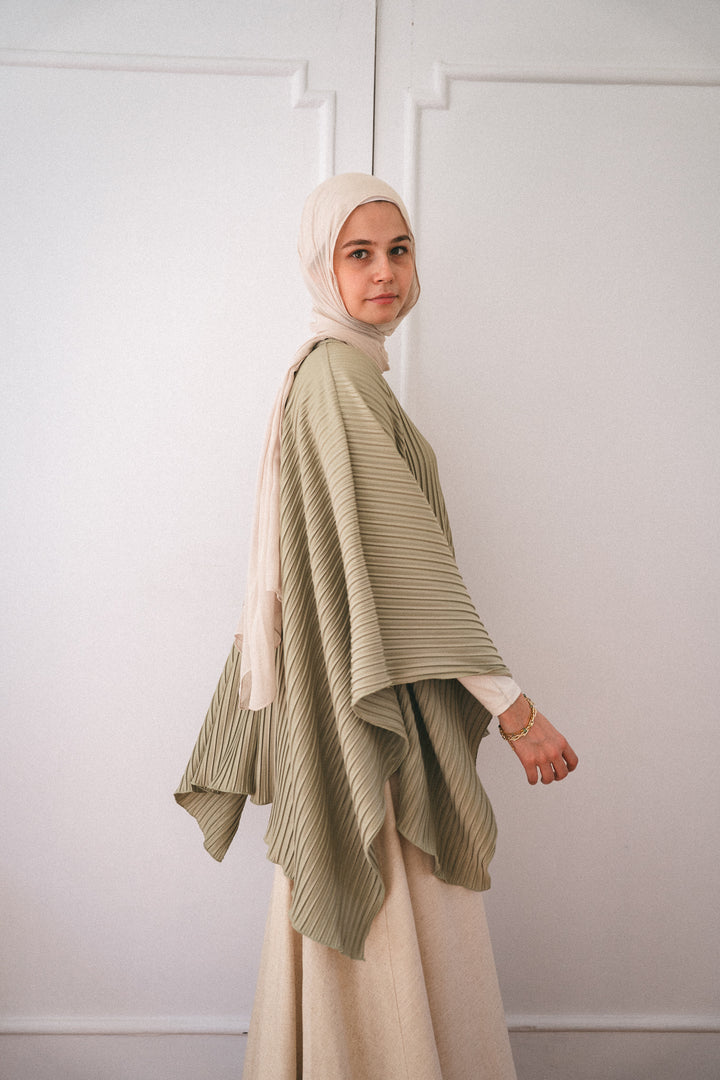 Pleated poncho c0553