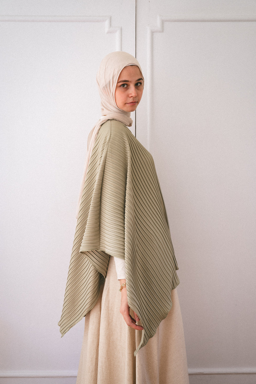 Pleated poncho c0553